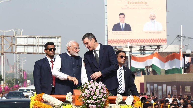El presidente del Gobierno, Pedro S&aacute;nchez, y el primer ministro indio, Narendra Modi, en Vadodara (Gujarat).