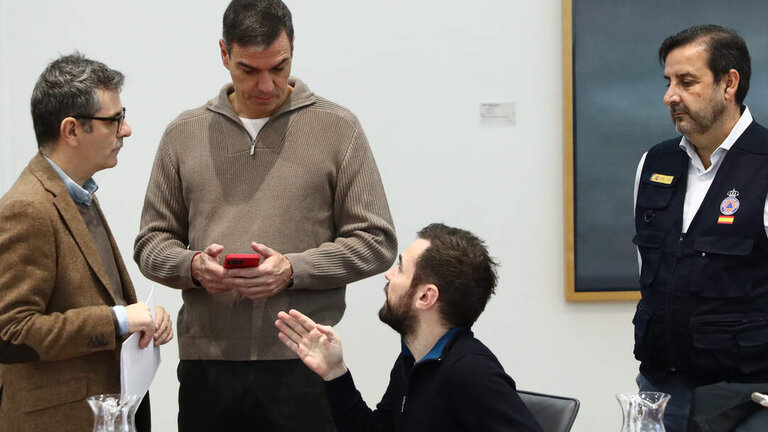 Pedro S&aacute;nchez, con un m&oacute;vil en un comit&eacute; de crisis por la Dana (Foto: Pool Moncloa / Fernando Calvo).