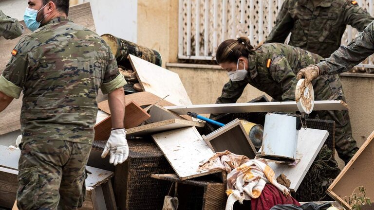 Varios militares ayudan a limpiar los estragos ocasionados por la DANA, a 4 de noviembre de 2024, en Paiporta (Foto: Diego Radam&eacute;s / Europa Press).
