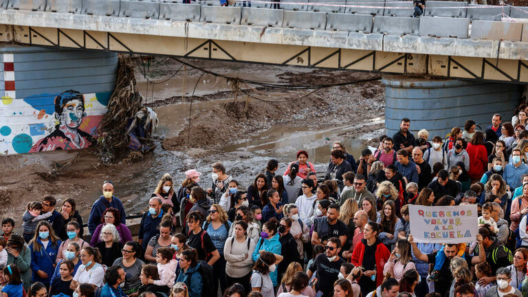 Decenas de personas durante una concentraci&oacute;n para la vuelta a las clases, frente al Ayuntamiento de Paiporta, a 20 de noviembre de 2024. (Foto: Rober Solsona / Europa Press)