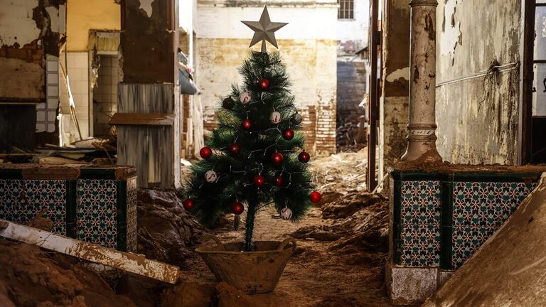 Un &aacute;rbol de Navidad en una zona cubierta de barro por la Dana en Valencia.