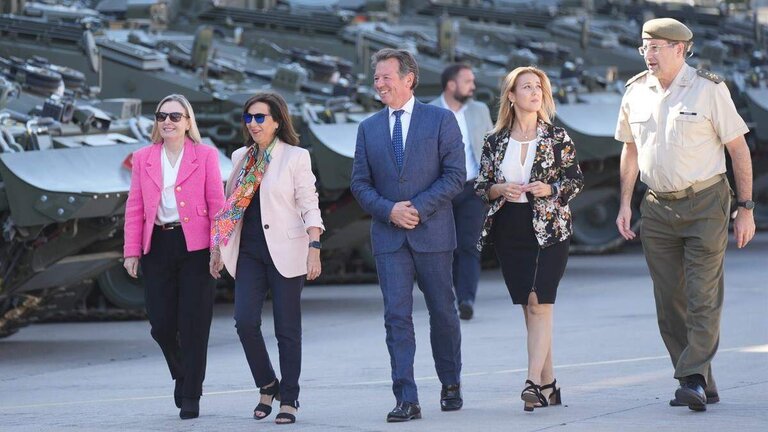 Amparo Valcarce, Margarita Robles y el JEME visitan la f&aacute;brica de Santa B&aacute;rbara donde se fabrican los VCR 8x8 (Foto: Mar&iacute;a Jos&eacute; L&oacute;pez / Europa Press).