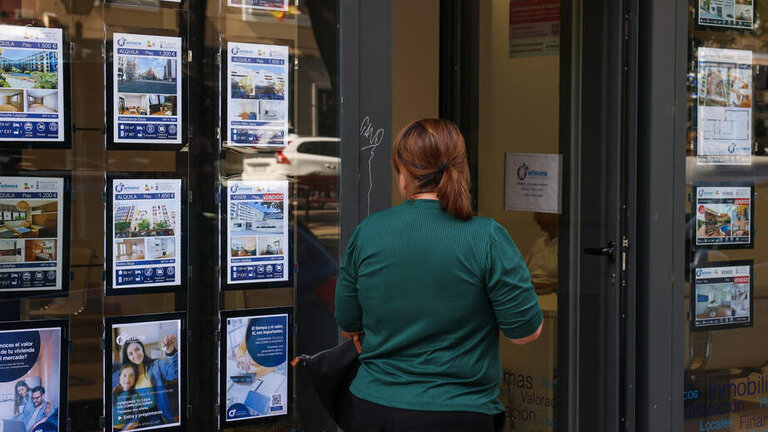 Escaparate de una inmobiliaria en Madrid. (Foto: Marta Fern&aacute;ndez / Europa Press)