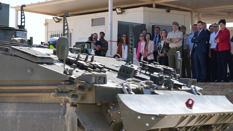 La ministra de Defensa, Margarita Robles, durante su visita a la F&aacute;brica de Santa B&aacute;rbara Sistemas para pasar revista a los VCZAP Castor y VCR 8x8 Drag&oacute;n para el Ej&eacute;rcito de Tierra (Foto: Mar&iacute;a Jos&eacute; L&oacute;pez / Europa Press).