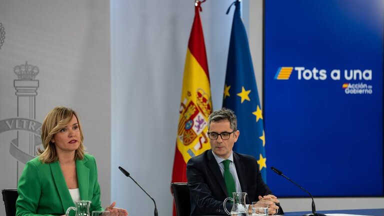 La ministra de Educaci&oacute;n, Formaci&oacute;n Profesional y Deportes, Pilar Alegr&iacute;a, y el ministro de la Presidencia, Justicia y Relaciones con las Cortes, F&eacute;lix Bola&ntilde;os, intervienen durante una rueda de prensa posterior al Consejo de Ministros, a 17 de diciembre de 2024.