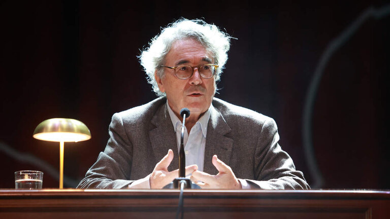 El escritor Andr&eacute;s Trapiello durante su intervenci&oacute;n en las jornadas cervantinas. (Foto: Roc&iacute;o Ruz / Europa Press)