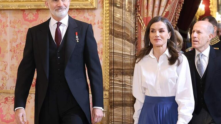 El Rey Felipe VI y la Reina Letizia durante la tradicional recepci&oacute;n anual al Cuerpo Diplom&aacute;tico acreditado en Espa&ntilde;a con motivo del nuevo a&ntilde;o, en el Palacio Real de Madrid, a 9 de enero de 2025, en Madrid (Espa&ntilde;a). El Cuerpo Diplom&aacute;tico acreditado en Espa&ntilde;a, compuesto en total por 126 Embajadas residentes en nuestro pa&iacute;s y casi 800 Consulados, 153 de carrera y m&aacute;s de 600 honorarios. Adem&aacute;s, otros 49 pa&iacute;ses est&aacute;n acreditados ante Espa&ntilde;a, pero tienen residencia en Par&iacute;s, Londres, Bruselas o Ginebra. Por otro lado, 42 organismos internacionales tienen sede en Espa&ntilde;a.