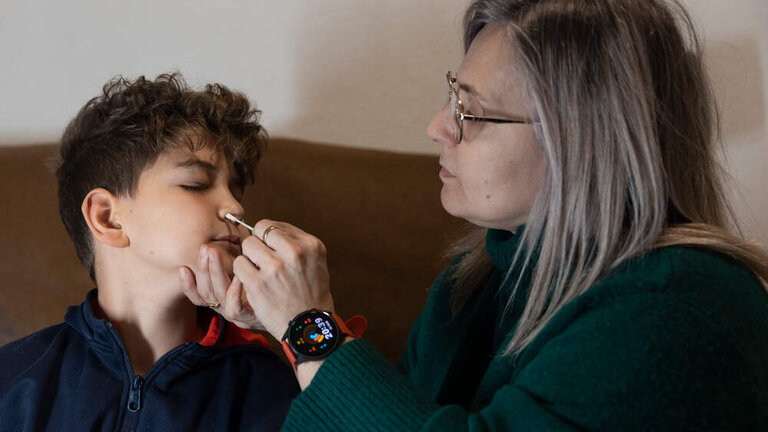 Un ni&ntilde;o se hace un test de ant&iacute;genos en casa, en Madrid. (Foto: Eduardo Parra / Europa Press)