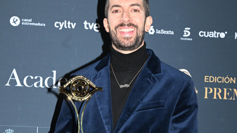 David Broncano recibe el premio Iris a mejor direcci&oacute;n de programa por "La Revuelta", durante la entrega de los Premios Iris 2024, los galardones organizados por la Academia de la Televisi&oacute;n, a 14 de enero de 2024, en Madrid (Espa&ntilde;a)

Jos&eacute; Oliva / Europa Press
PREMIOS;TELEVISI&Oacute;N
15/1/2025