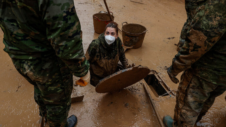 Militares trabajan para desatascar las alcantarillas. (Foto: Rober Solsona / Europa Press).