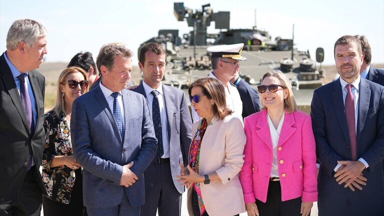 Visita en 2023 de la ministra de Defensa y el JEME para conocer los avances en el 8x8, en las instalaciones de Santa B&aacute;rbara (Firma: Mar&iacute;a Jos&eacute; L&oacute;pez / Europa Press).