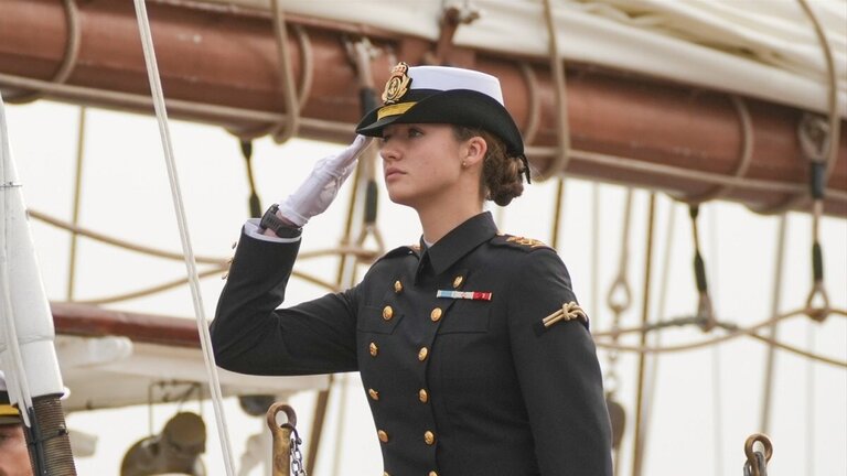 La princesa Leonor embarca en el buque escuela 'Juan Sebasti&aacute;n de Elcano' (Firma: Francisco J. Olmo / Europa Press).