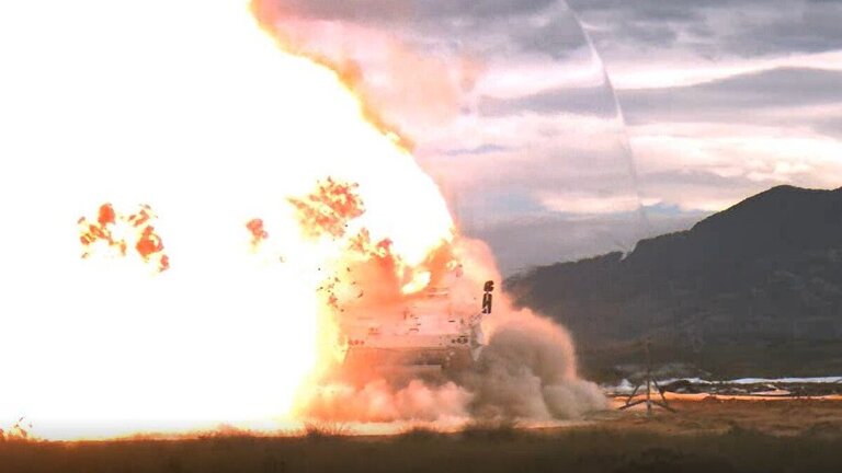 Un Veh&iacute;culo de Combate sobre Ruedas (VCR) 8x8 sufre una explosi&oacute;n en las pruebas del INTA (Firma: @intaespana).