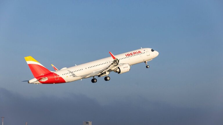 Airbus A321XLR de Iberia despegando.