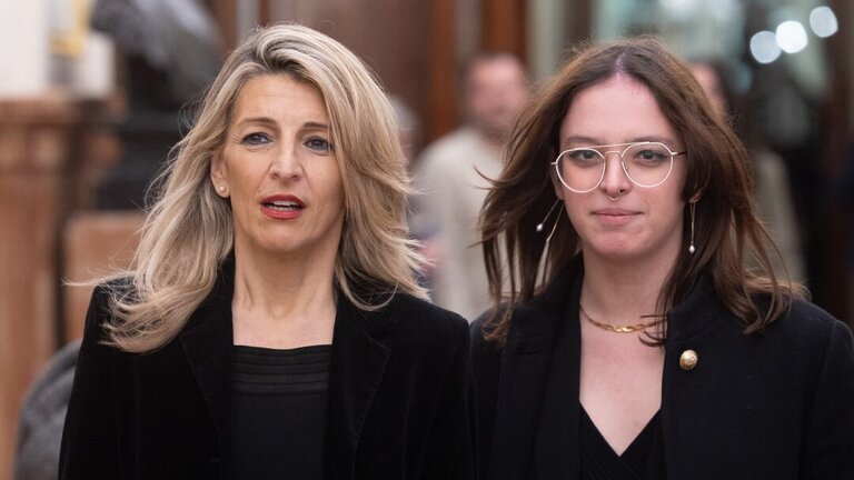 La vicepresidenta segunda y ministra de Trabajo y Econom&iacute;a Social, Yolanda D&iacute;az (i) y la secretaria de Comunicaci&oacute;n de Sumar, Elizabeth Duval (d), durante una sesi&oacute;n plenaria, en el Congreso de los Diputados, a 25 de febrero de 2025, en Madrid.