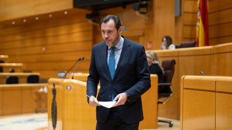 El ministro de Transportes y Movilidad Sostenible, &Oacute;scar Puente, durante una sesi&oacute;n de control al Gobierno, en el Senado, a 25 de marzo de 2025, en Madrid.