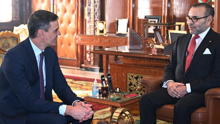 El presidente del Gobierno espa&ntilde;ol, Pedro S&aacute;nchez, es recibido por el Rey de Marruecos, Mohamed VI. (Foto: Moncloa / Europa Press)