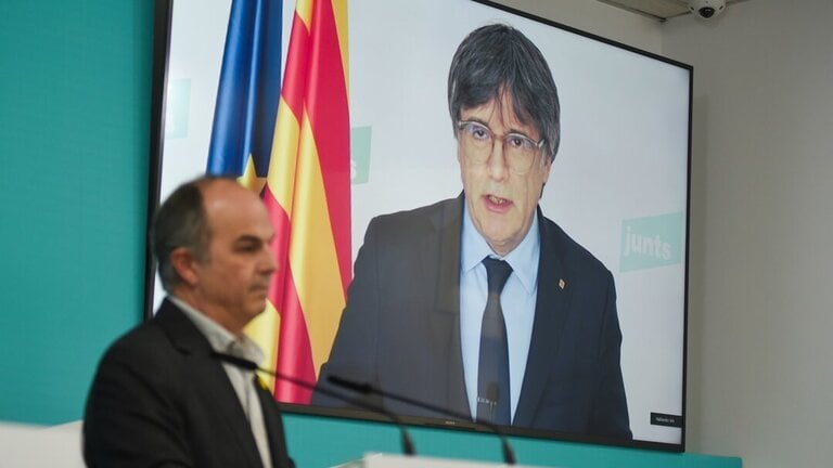 Archivo - El secretario general de Junts, Jordi Turull (i), y el presidente de Junts, Carles Puigdemont (d), durante una rueda de prensa, a 4 de marzo de 2024.