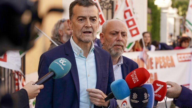 El coordinador federal de Izquierda Unida, Antonio Ma&iacute;llo, atiende a los medios antes de asistir al acto de reparaci&oacute;n de la memoria de Manuel Jos&eacute; Garc&iacute;a Caparr&oacute;s. A 27 de febrero de 2025, en M&aacute;laga.