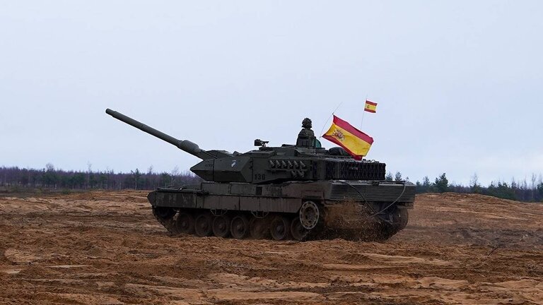 Un carro de combate Leopardo 2E del Ej&eacute;rcito de Tierra, en Letonia (Firma: Estado Mayor de la Defensa).
