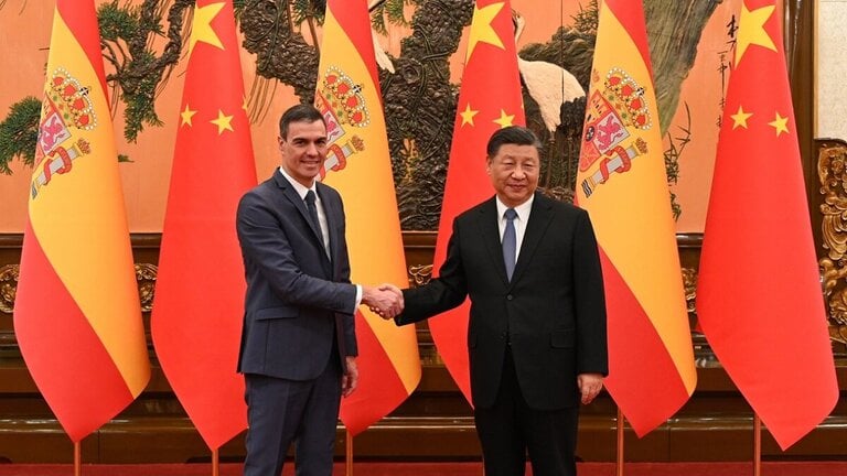 El preidente del Gobierno, Pedro S&aacute;nchez, y el presidente de China, Xi Jinping, durante su encuentro en Pek&iacute;n en 2023 (Firma: Pool Moncloa / Borja Puig de la Bellacasa).