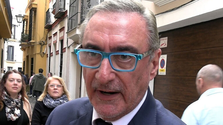 Carlos Herrera denuncia retenci&oacute;n en avi&oacute;n en Barajas