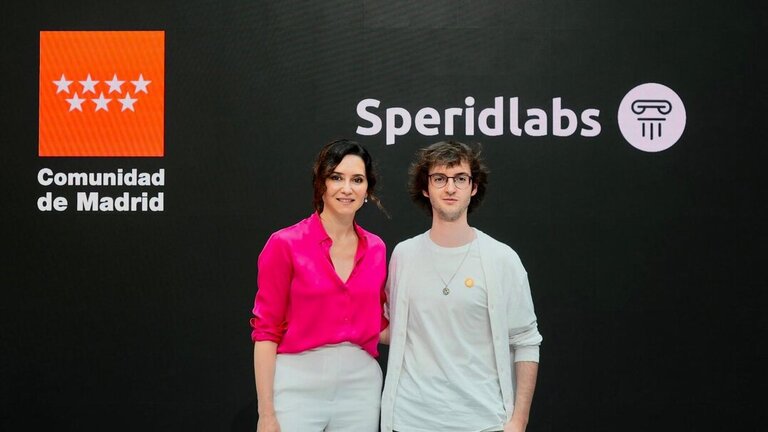 Isabel D&iacute;az Ayuso junto al CEO de 'SperidLabs', Chema Garabito.