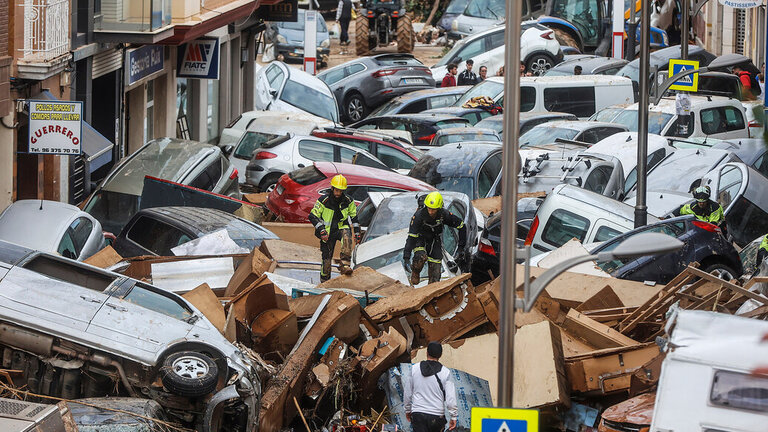 Decenas de coches amontonados, a 31 de octubre de 2024, en Sedav&iacute;, Valencia, Comunidad Valenciana. (Rober Solsona / Europa Press)