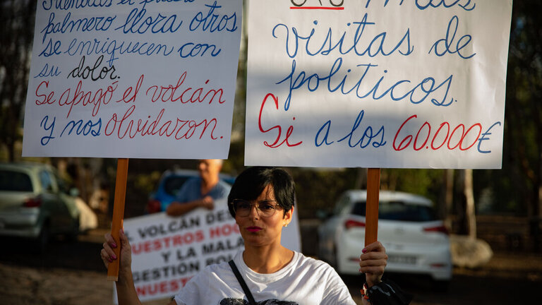Una persona sostiene una pancarta durante una manifestaci&oacute;n 'silenciosa' de protesta contra la gesti&oacute;n de la reconstrucci&oacute;n en La Palma. (Foto: Kike Rinc&oacute;n / Europa Press)