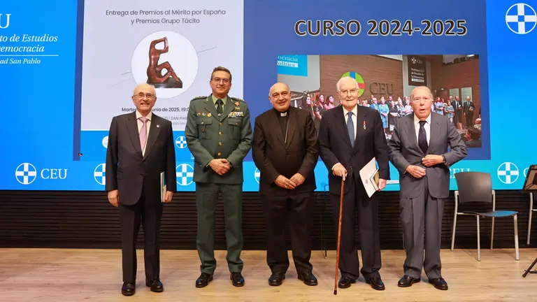 (De izquierda a derecha): José Manuel Otero Novas, José Luis García Rivera, Mons. Enrique Benavent, Víctor García de la Concha y Marcelino Oreja