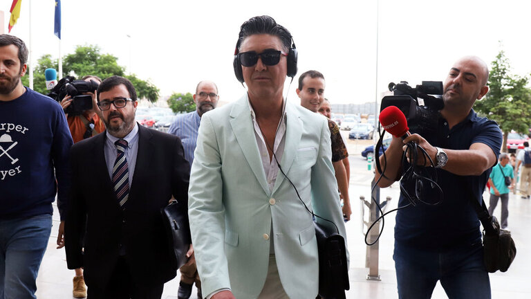 El humorista gaditano &Aacute;ngel Gar&oacute; a la llegada a los juzgados de M&aacute;laga, para la asistencia del juicio acusado de violencia de g&eacute;nero por parte de expareja Dar&iacute;o. (&Aacute;lex Zea / Europa Press)