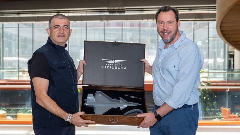 &Oacute;scar Puente, en la f&aacute;brica de la empresa turca Baykar (Firma: @BaykarTech).