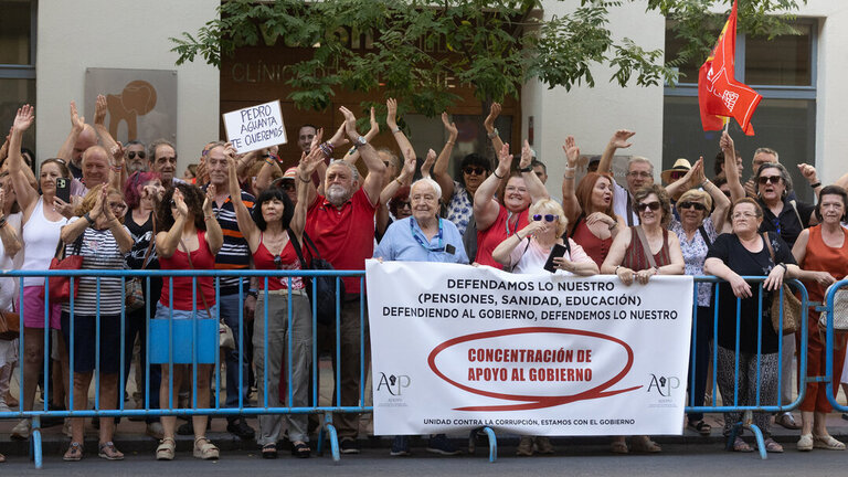 Varias personas se concentran en apoyo al Gobierno por la reuni&oacute;n del Comit&eacute; Federal del PSOE, en la sede federal del partido, a 5 de julio de 2025, en Madrid. (Eduardo Parra / Europa Press)