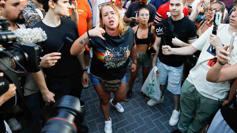 Varias personas durante una manifestaci&oacute;n no autorizada y promovida por grupos de ultraderecha en redes sociales, a 15 de julio de 2025, en Torre Pacheco, Murcia. (Edu Botella / Europa Press)