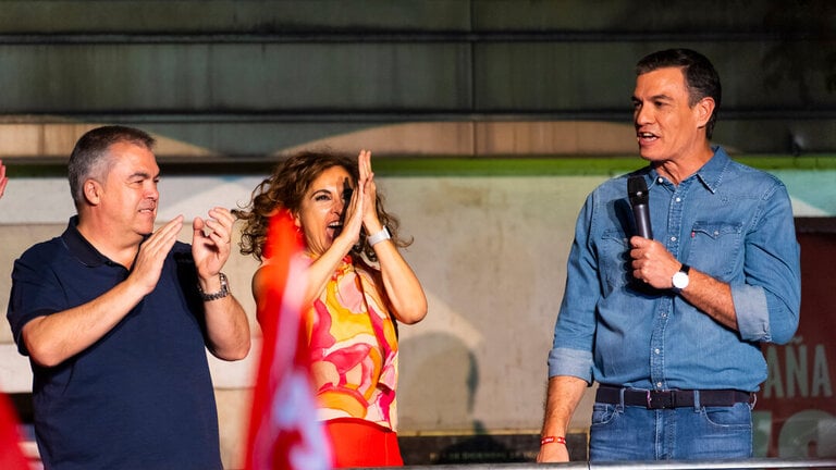 Sondeo: hundimiento del PSOE frente al avance del PP.