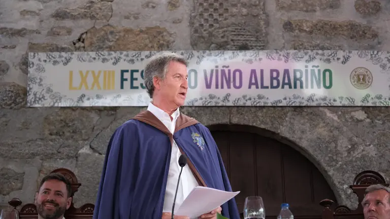 El presidente del Partido Popular, Alberto Núñez Feijóo, asiste a la Feria del Albariño de Cambados 2025, a 3 de agosto de 2025 en Cambados, Pontevedra, Galicia. (César Arxina / Europa Press)