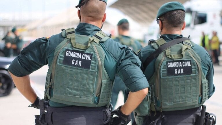 Agentes del Grupo de Acci&oacute;n R&aacute;pida (GAR) de la Guardia Civil (Firma: Guardia Civil).