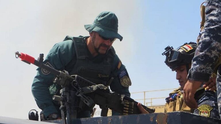 Un guardia civil instruye a polic&iacute;as en Irak (Foto: Estado Mayor de la Defensa).