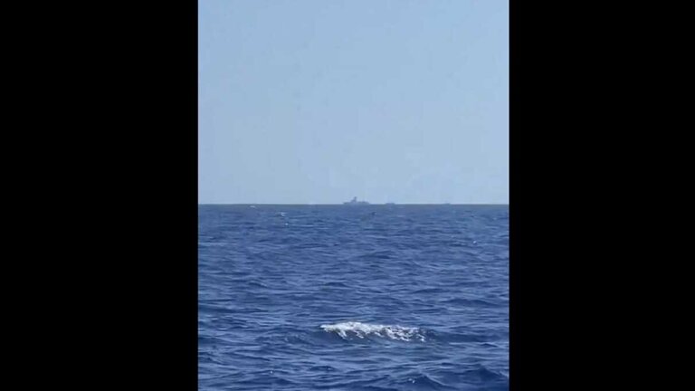 Un buque militar grabado desde uno de los barcos de la Flotilla hacia Gaza.