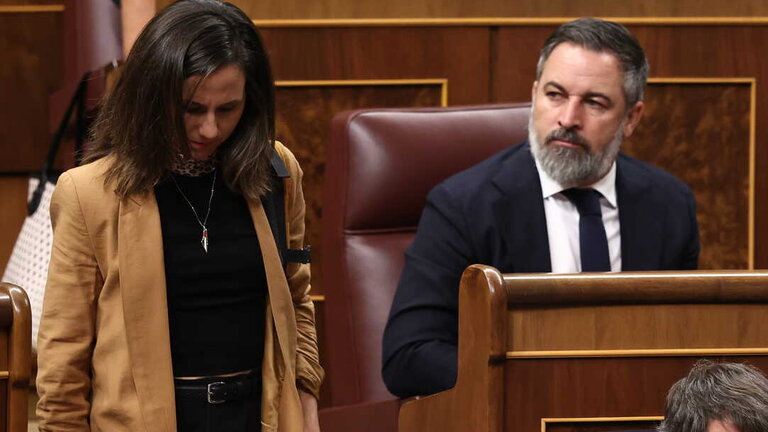El presidente de VOX, Santiago Abascal, mira a la secretaria general de Podemos, Ione Belarra, durante una sesi&oacute;n de Control al Gobierno, en el Congreso de los Diputados, a 7 de octubre de 2025. (Foto:  Eduardo Parra / Europa Press)