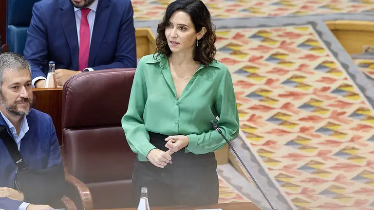 La presidenta de la Comunidad de Madrid, Isabel Díaz Ayuso, interviene durante el pleno de la Asamblea de Madrid, a 9 de octubre de 2025. (Foto: Jesús Hellín / Europa Press)