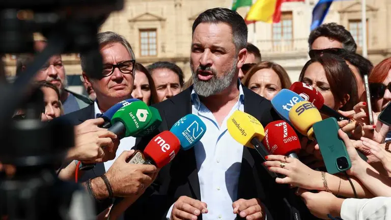 Santiago Abascal atiende a los medios durante su visita a Sevilla frente al Parlamento de Andalucía. (Foto: Rocío Ruz / Europa Press)