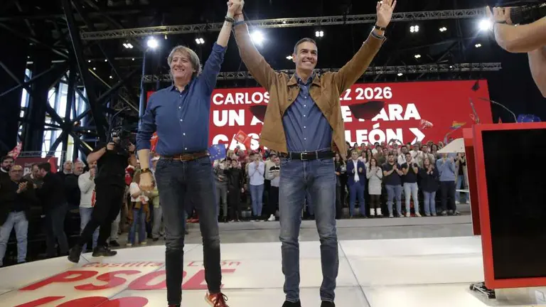 (I-D) El secretario general del PSOE de Castilla y León y candidato a la Presidencia de la Junta, Carlos Martínez Mínguez, y el secretario general del PSOE y presidente del Gobierno, Pedro Sánchez, durante el cierre de las jornadas ‘Atrévete a construir el futuro, en el Palacio de Exposiciones de León, a 26 de octubre de 2025. (Fernando Otero / Europa Press)