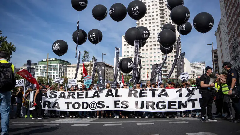 Decenas de personas durante una manifestación nacional y unitaria de los colectivos afectados por las mutualidades profesionales, a 27 de septiembre de 2025, en Madrid. (Foto: Gabriel Luengas / Europa Press)