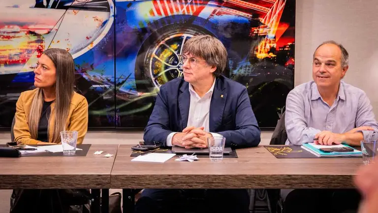 Carles Puigdemont, Jordi Turull y Míriam Nogueras durante la reunión. (JUNTS PER CATALUNYA)