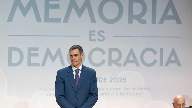 El presidente del Gobierno, Pedro Sánchez, durante un acto con motivo del 'Día de Recuerdo y Homenaje a todas las víctimas del golpe militar, la Guerra Civil y la Dictadura' en el Auditorio Nacional de Música, a 31 de octubre de 2025, en Madrid. (Eduardo Parra / Europa Press)