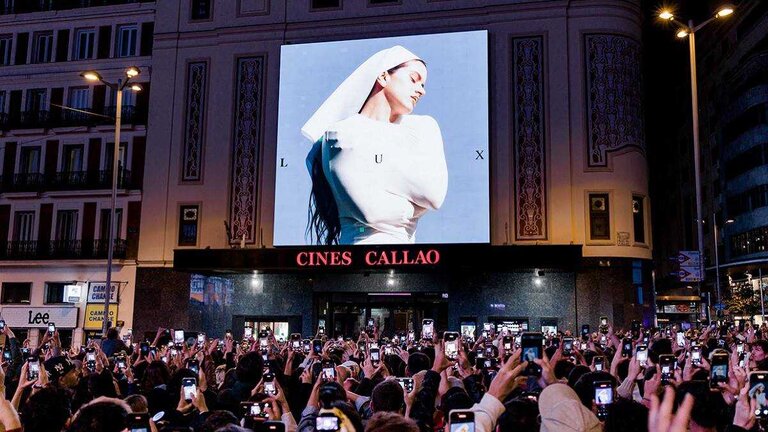 Presentaci&oacute;n del disco de Rosal&iacute;a en la plaza de Callao, en Madrid Firma: Europa Press Reportajes).
