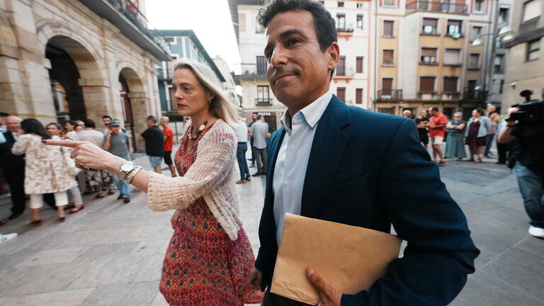 El &uacute;nico concejal con el que cuenta el Partido Popular en el Ayuntamiento, Carlos Garc&iacute;a y la aspirante del PP a diputada general de Bizkaia, Raquel Gonz&aacute;lez, a su llegada a la sesi&oacute;n de constituci&oacute;n del Ayuntamiento de Durango, a 17 de junio de 2023, en Durango, Vizcaya, Pa&iacute;s Vasco (Espa&ntilde;a). (H.Bilbao / Europa Press)