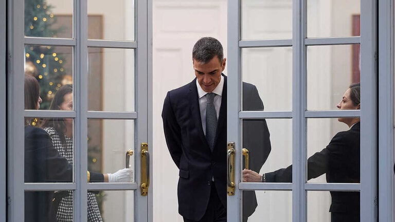 El presidente del Gobierno, Pedro S&aacute;nchez, antes de recibir al presidente del Estado de Palestina, Mahmoud Abbas, en el Palacio de La Moncloa, a 10 de diciembre de 2025, en Madrid. (Jes&uacute;s Hell&iacute;n / Europa Press)