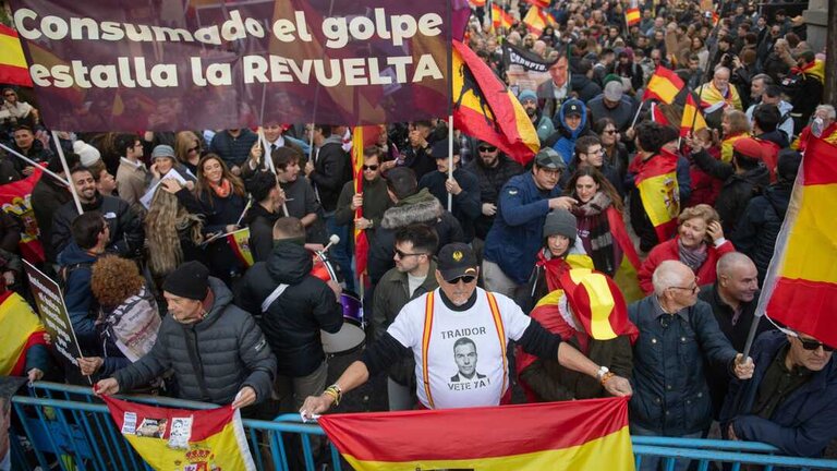 Concentraci&oacute;n de Revuelta en Ferraz. (Foto: Fernando S&aacute;nchez / Europa Press)